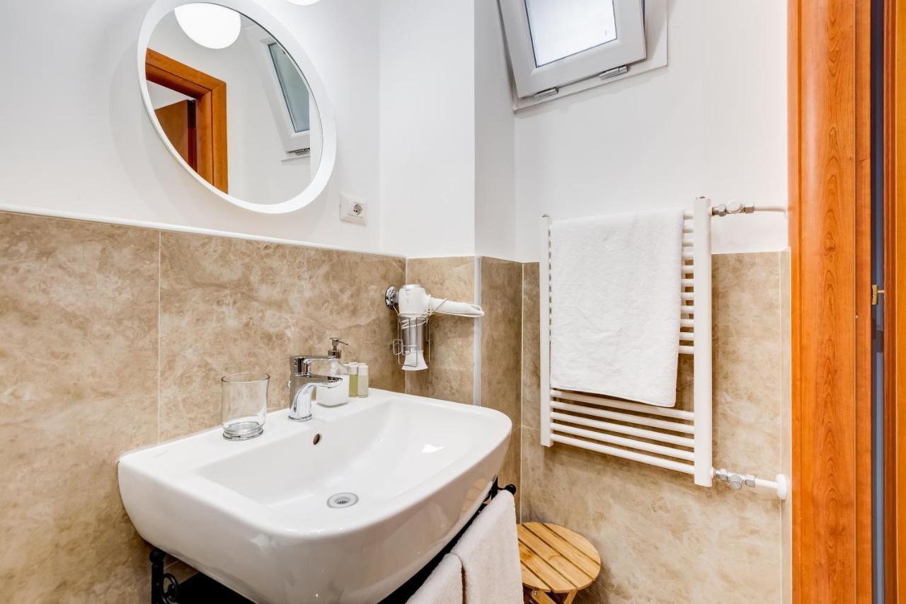 Lovely And Modern Nest Near The Colosseum Рим Екстериор снимка